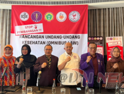 Senin, 8 Mei 2023, 5 Organisasi Profesi Kesehatan Lakukan Aksi Damai Hentikan Pembahasan RUU Kesehatan 2 Senin, 8 Mei 2023, 5 Organisasi Profesi Kesehatan Lakukan Aksi Damai Hentikan Pembahasan RUU Kesehatan