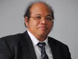 Chazali H Situmorang : Menunggu Presiden Bicara