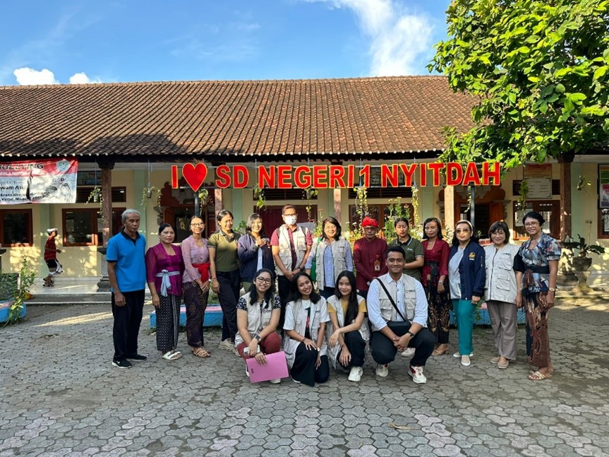 Bersama Kepala Sekolah dan para guru SDN 1 Nyitdah Tabanan