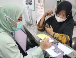 Apoteker Melakukan Pelayanan Terbaik Di Bidang Kefarmasian