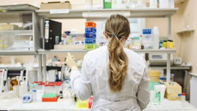 pexels polina tankilevitch apoteker di lab