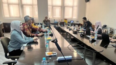 Prof keri Lestari saat menerima tim dari LAMPTKes saat pembukaan Prodi Farmasi Nuklir di Unpad