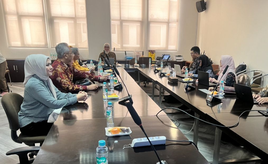 Prof keri Lestari saat menerima tim dari LAMPTKes saat pembukaan Prodi Farmasi Nuklir di Unpad