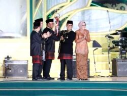Spektakuler! Atraksi Drone Pecahkan Rekor MURI dan Rhoma Irama Meriahkan Penutupan MTQ Nasional XXX, Kaltim Juara Umum 18 Spektakuler! Atraksi Drone Pecahkan Rekor MURI dan Rhoma Irama Meriahkan Penutupan MTQ Nasional XXX, Kaltim Juara Umum