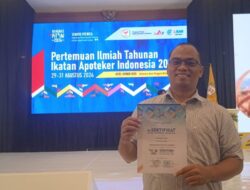 Dosen UNIVERAL Raih Penghargaan Poster Terbaik di PIT 2024 dengan Inovasi Anti-Aging