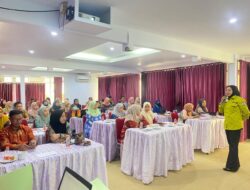 HIASKOS PD IAI SULSEL, Dinkes Wajo, dan BBPOM Makassar Bersinergi: Edukasi Cerdas Pilih Kosmetik Aman dan Tepat 7 HIASKOS PD IAI SULSEL, Dinkes Wajo, dan BBPOM Makassar Bersinergi: Edukasi Cerdas Pilih Kosmetik Aman dan Tepat