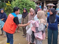 Harapan Baru di Tengah Banjir: Senyum Warga Cimoyan Kembali Bersinar 7 Harapan Baru di Tengah Banjir: Senyum Warga Cimoyan Kembali Bersinar