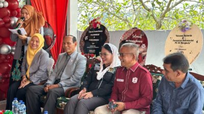 Dari kanan Ketua Hisfarsi apt Drs Amrizal Marzuki Ketua Umum PP IAI apt Noffendri Roestam Senator apt Destita Khairisani Dewan Pengawas PD IAI Bengkulu apt Evni
