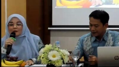 Walikota Banjarmasin Terpilih, Apt Muhammad Yamin Sampaikan Stadium Generale di Farmasi Universitas Ahmad Dahlan 3 apt. Neli Listriani dan aapt Muhammad Yamin didepan civitas akademika Fakultas Farmasi UAD