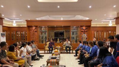 Gubernur NTT Melkiades Lakalena mengajak IAI dan PAFI berkolaborasi mendukung program OVOP