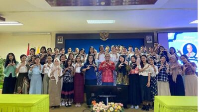 Ketua Umum PP IAI Kunjungi Undana: Perkenalkan Peran Apoteker di Berbagai Bidang dan Peluang Farmasi di NTT 4 Ketua Umum PP IAI berfoto bersama mahasiswa prodi Farmasi FKKH Undana