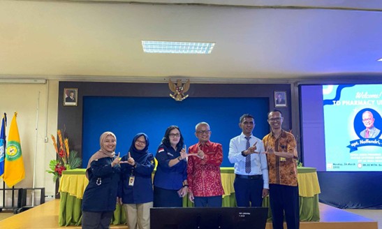 Ketua Umum PP IAI bersama dosen Prodi Farmasi Undana