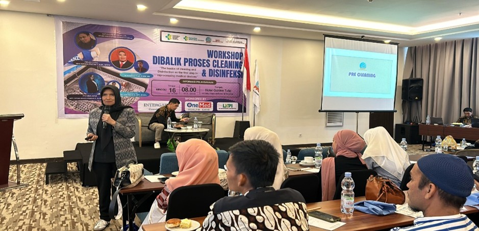 Nina Kirana Poetri saat menyampaikan materi dalam workshop cleaning Disinfeksi PD IAI Sulse