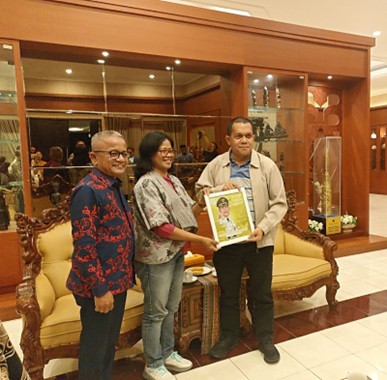 Penyerahan Cindera mata dari IAI kepada Gubernur NTT