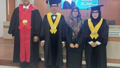 Dr apt Uce Lestari S.Farm M.Farm bersama para promotor