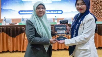 Universitas Mataram Kembali Kukuhkan 21 Apoteker Baru, Bukti Kualitas Dan Komitmen Tingkatkan Layanan Kesehatan NTB 7 Penyerahan cinderamata dari alumni kepada Ketua Prodi Pendidikan Profesi Apoteker Unram