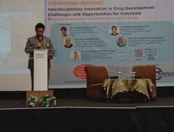 Konferensi Internasional Molecular Probes Discovery Group (MoleGro) Soroti Inovasi Interdisipliner dalam Pengembangan Obat di Indonesia 5 MoleGro apt Andi Alfian Ketua PD IAI Sulawrsi Selatan memberikan sambutan 2