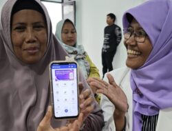 Peserta mendownload dan menggunakan BPOM Mobile Febbyasi Megawaty