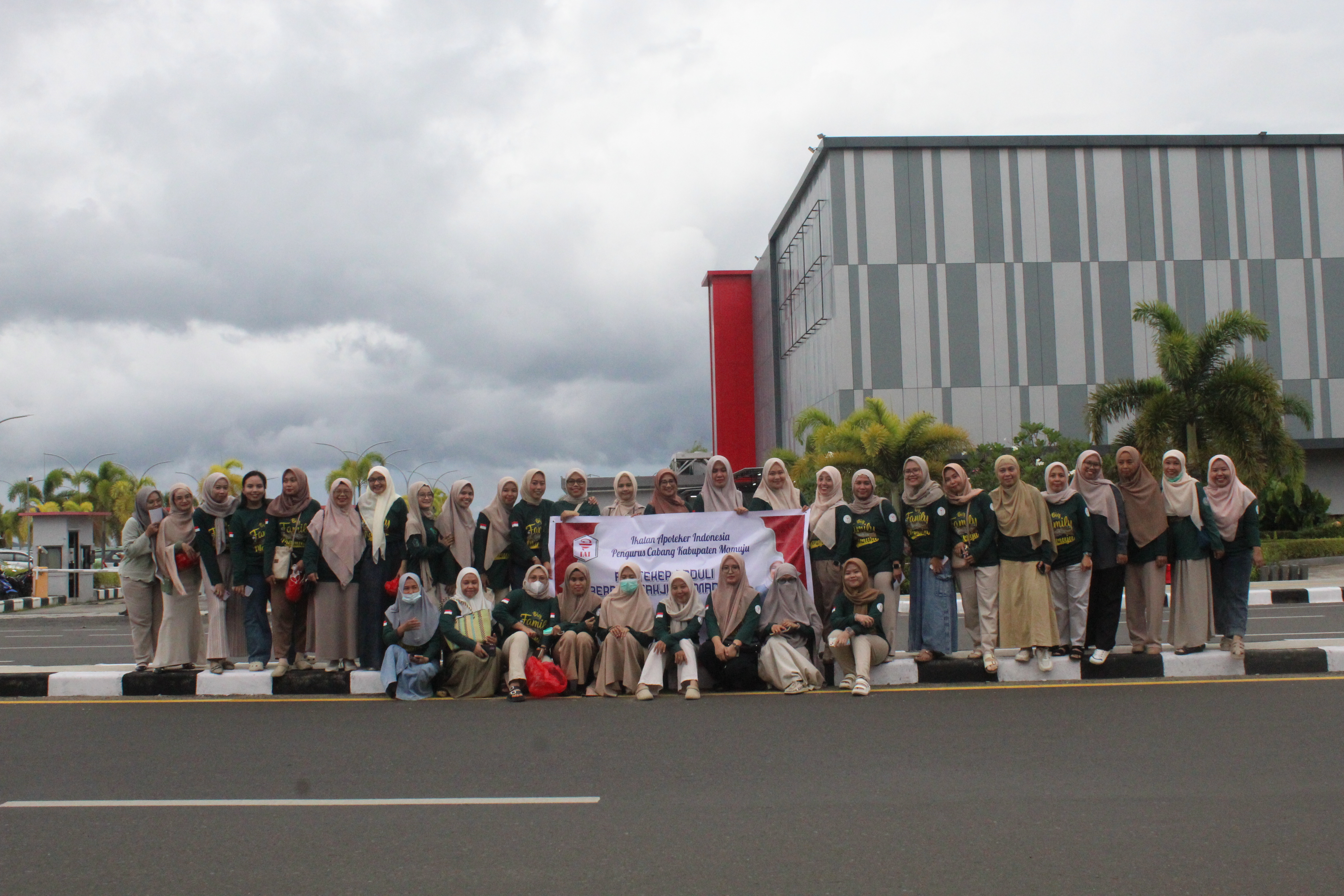 Apoteker Peduli : IAI Mamuju Bagikan Ratusan Box Takjil di Pantai Manakarra