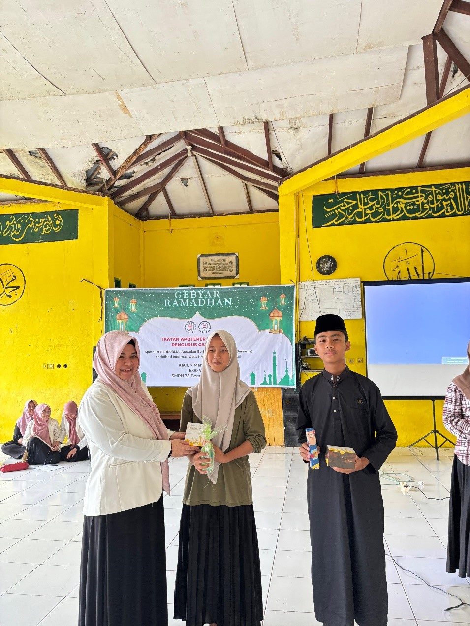 Apoteker Kaur Turun ke Sekolah: Edukasi Bahaya NAPZA hingga Berbagi Takjil untuk 300 Siswa