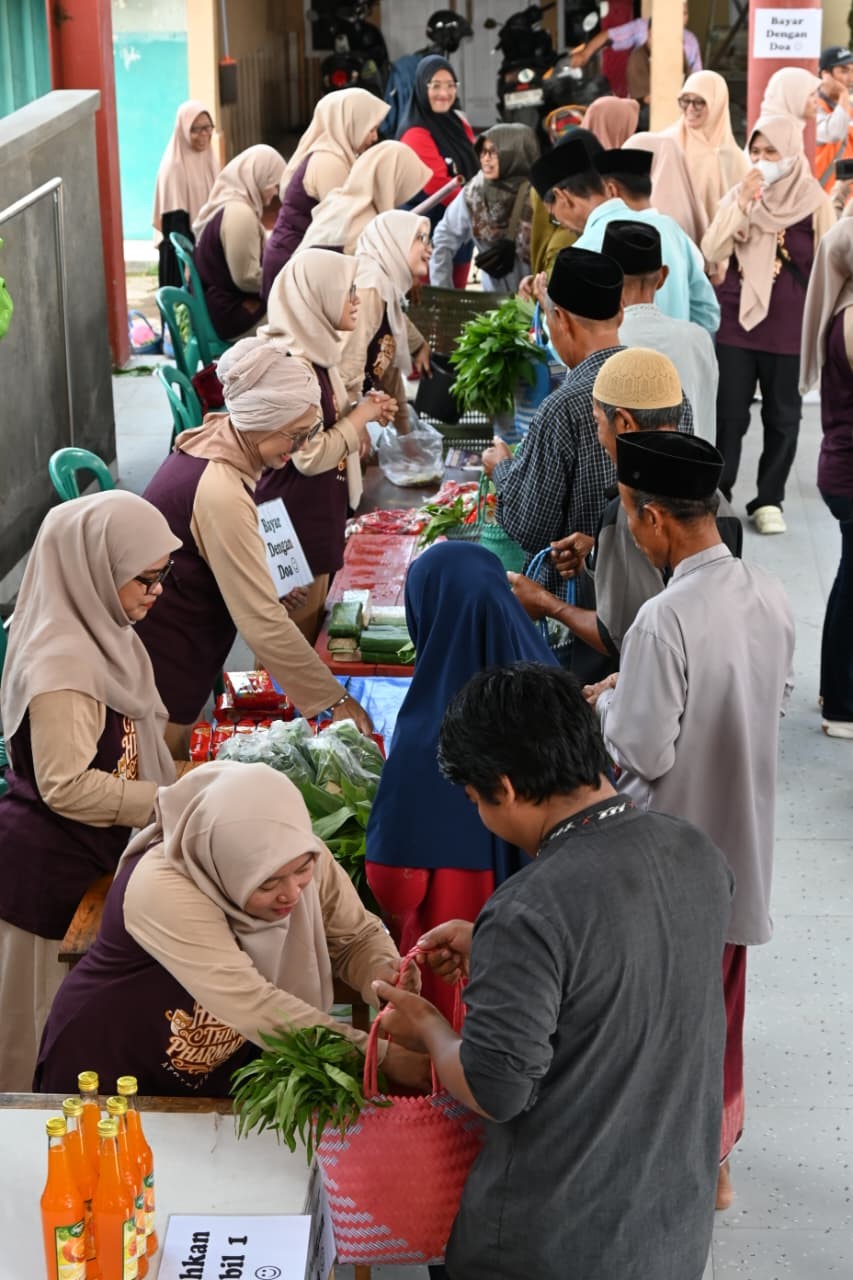 Pasar Bayar dengan Doa: Apoteker di Cilegon Hadirkan Sembako Gratis bagi Warga Prasejahtera