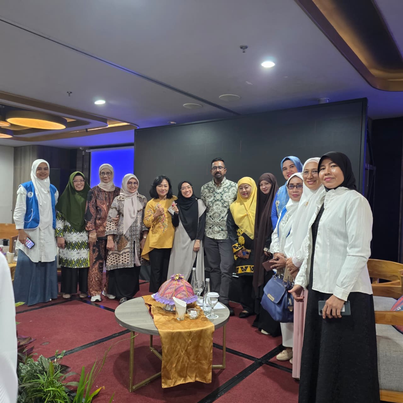 Semangat Kartini Sinergi IWAPI dan Apoteker SULSEL Hadirkan Solusi Kesehatan Modern lewat Health Talk Internasional