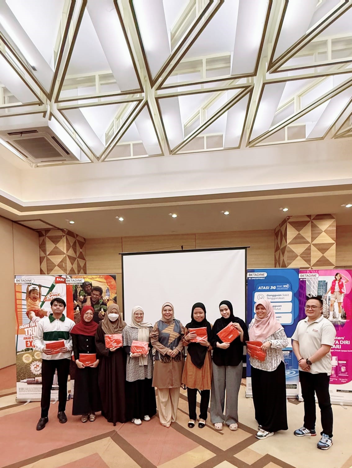 Gathering Apotek Makassar: Betadine Hadirkan Inovasi Clear Spray dan Clear Gel Tanpa Perih untuk Mitra Farmasi