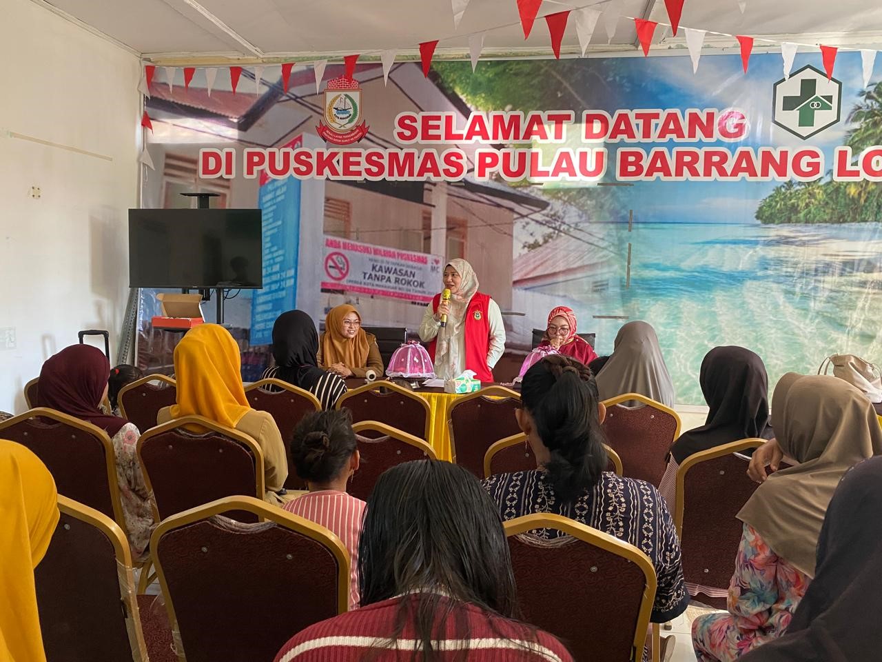 Tembus Ombak demi Generasi Bebas Stunting: Mengintip Riset Farmakoekonomi Doktoral apt. Rahmah Mustarin di Pulau Barrang Lompo