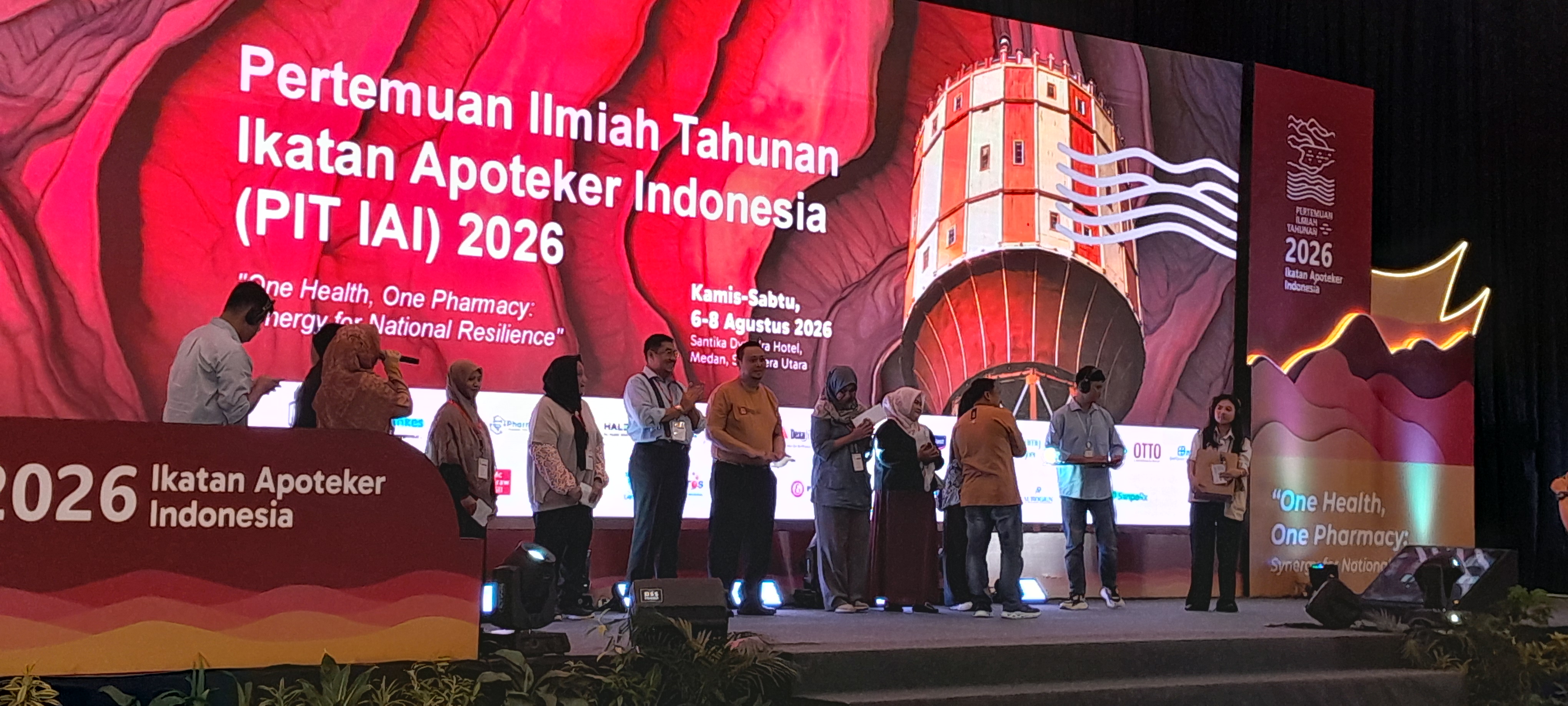 Ketua Umum Terpilih PP IAI Tutup Resmi PIT IAI 2026 di Medan